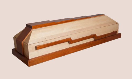 Sicriul este confectionat din lemn masiv de frasin si mahon realizat in 4 colturi avand un finisaj lucios si un model de trepte ce urca simbolizand urcarea in rai realizat impecabil